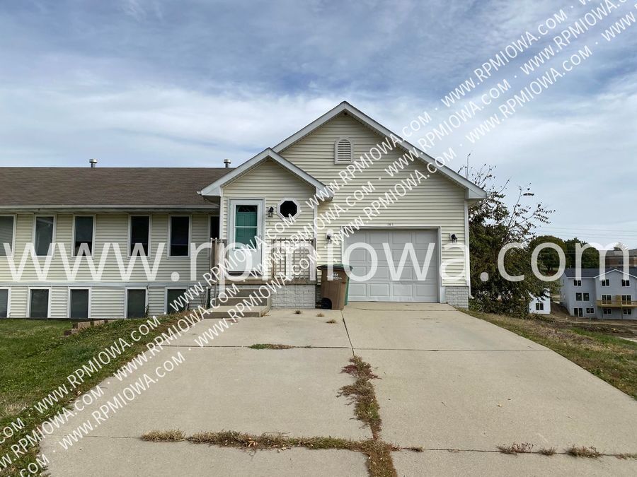 141 Christie Ln in Pleasant Hill, IA - Building Photo