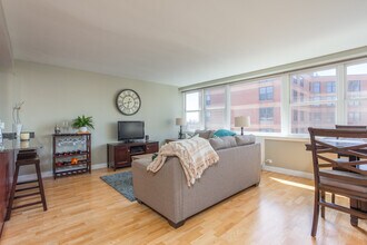 2300 N Commonwealth Ave, Unit # 06E in Chicago, IL - Building Photo - Building Photo