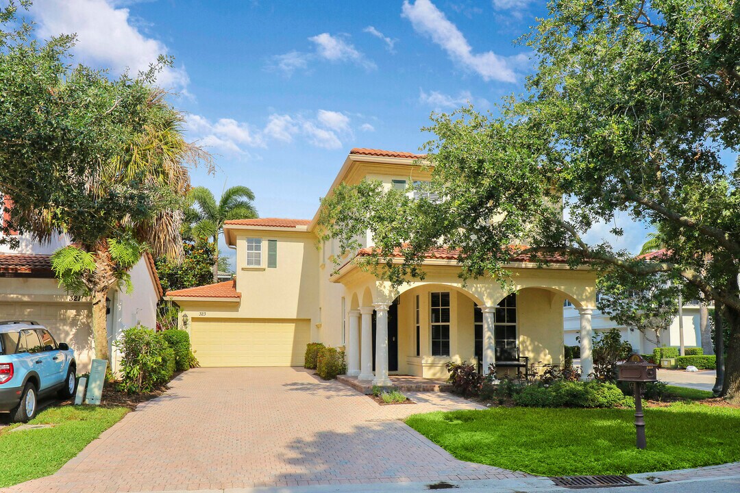 323 September St in Palm Beach Gardens, FL - Building Photo