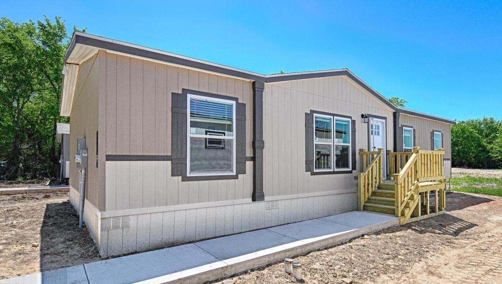 120 FM1504 in Wills Point, TX - Building Photo