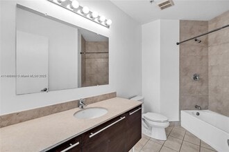 1900 N Bayshore Dr, Unit 516 in Miami, FL - Building Photo - Building Photo