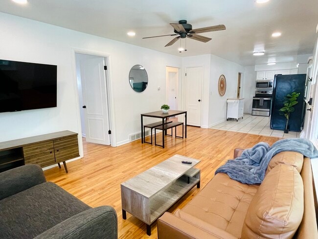 1175 Maple St, Unit Upstairs