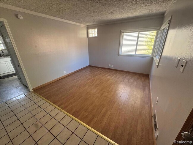 949 W Farnum Ave in Madison Heights, MI - Foto de edificio - Building Photo