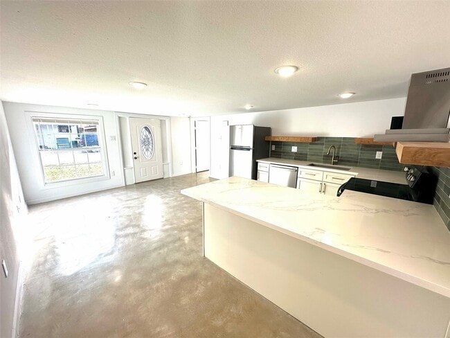 property at 808 Oakhurst St