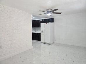 1813 Hacienda Way in Holiday, FL - Foto de edificio - Building Photo