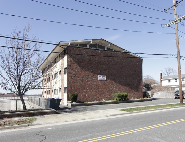 9 Beach Walk in Island Park, NY - Foto de edificio - Building Photo