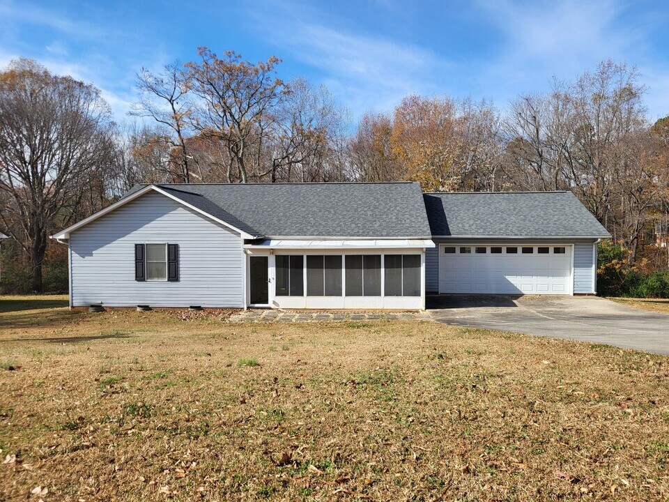 2527 Otis Dellinger Rd in Lincolnton, NC - Building Photo