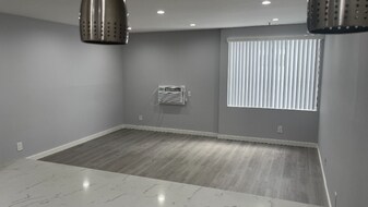 7044 Hawthorn Ave in Los Angeles, CA - Building Photo