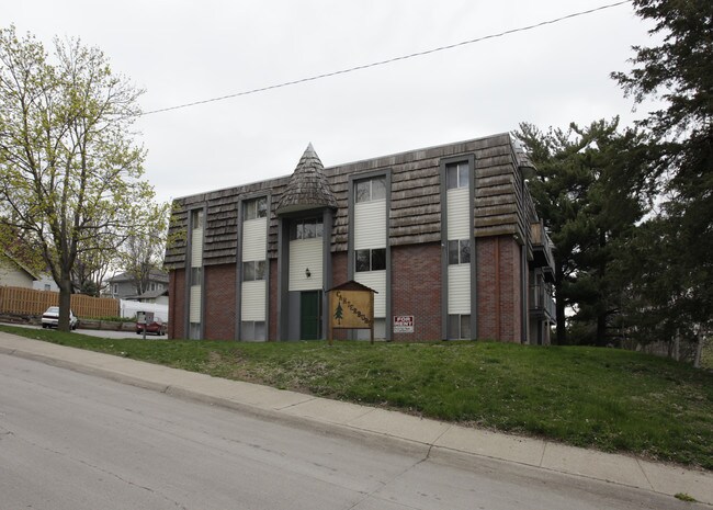 Chalet Apartments in Omaha, NE - Building Photo - Building Photo