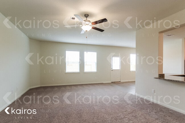 8411 Hannah Rd in Mont Belvieu, TX - Foto de edificio - Building Photo