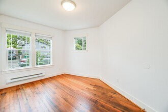 3208 Mcclintock Ave S in Seattle, WA - Building Photo - Building Photo