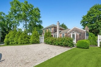 35 Harris Ln in Southampton, NY - Building Photo - Building Photo