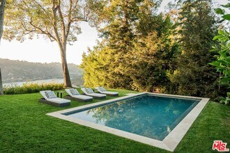 1900 Bel Air Rd in Los Angeles, CA - Building Photo - Building Photo