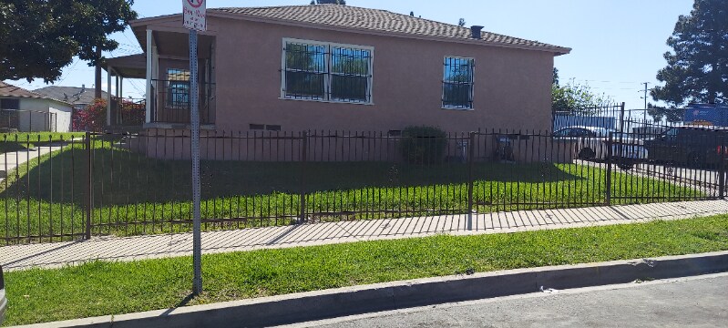 9520 S Manhattan Pl in Los Angeles, CA - Building Photo