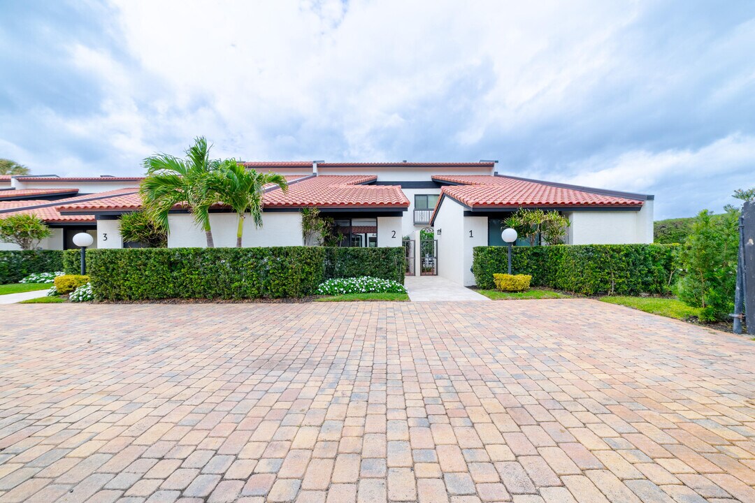 3474 S Ocean Blvd in Palm Beach, FL - Building Photo