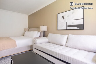136 S Roxbury Dr in Beverly Hills, CA - Foto de edificio - Building Photo