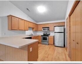 1000 Duchess Dr, Unit 12 in Solon, IA - Building Photo - Building Photo