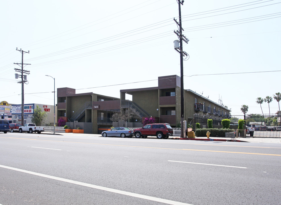 7655 Lankershim Blvd in North Hollywood, CA - Building Photo