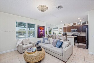 8175 NW Greenbank Cir in Port St. Lucie, FL - Building Photo - Building Photo