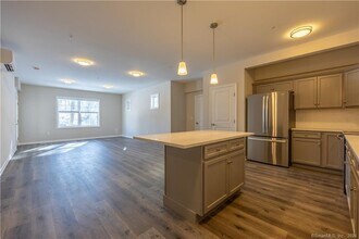 64 E Mitchell Ave in Cheshire, CT - Building Photo - Building Photo