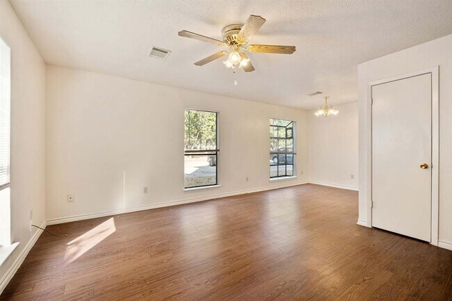 115 S Frio St in Lockhart, TX - Foto de edificio - Building Photo
