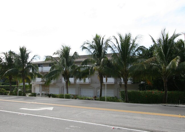 3100 Gulf Dr in Bradenton Beach, FL - Foto de edificio - Building Photo