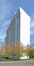 Queen Elizabeth Tower in Hamilton, ON - Building Photo - Building Photo