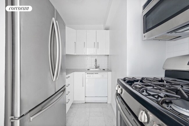 9 E 56th St in New York, NY - Building Photo - Building Photo