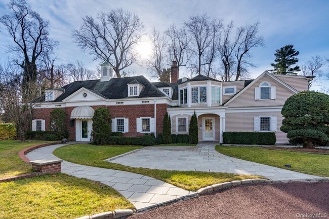 26 Glenwood Rd in Roslyn, NY - Building Photo - Building Photo