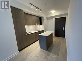 1 Yorkville Ave in Toronto, ON - Building Photo