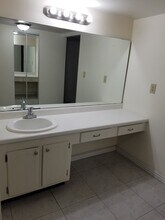 3375 N Country Club Dr, Unit 203 in Miami, FL - Building Photo - Building Photo