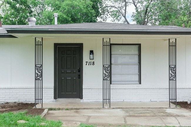 7118 Castleridge Dr in San Antonio, TX - Building Photo - Building Photo