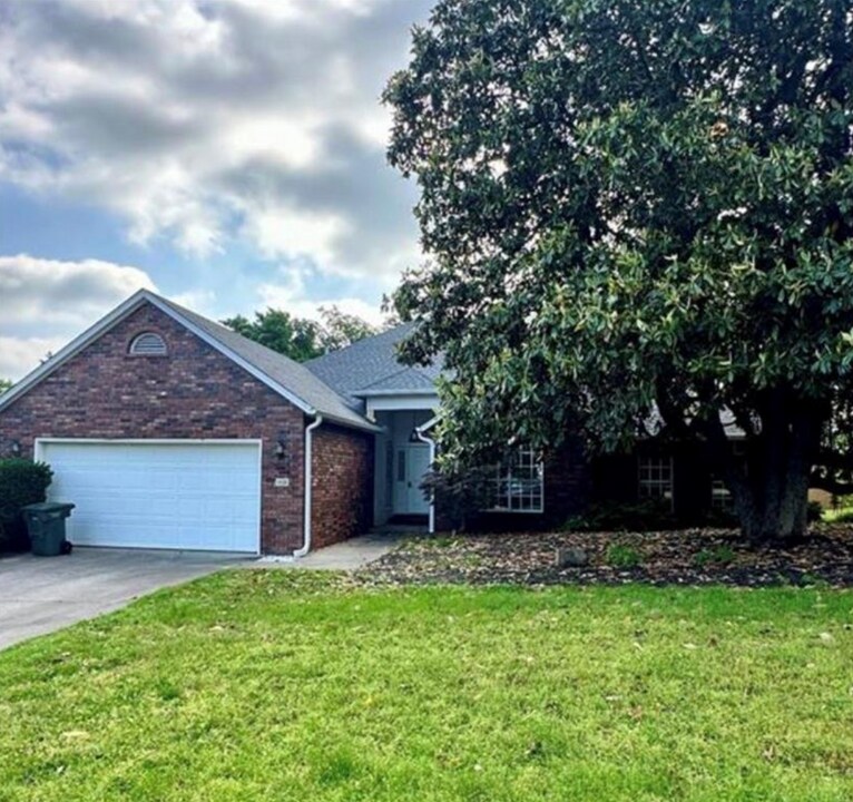 1826 N Glenbrook Pl in Fayetteville, AR - Building Photo