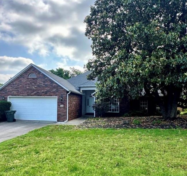 property at 1826 N Glenbrook Pl