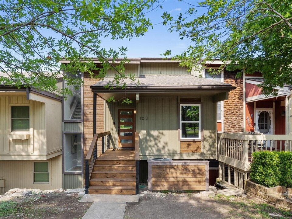 103 Comanche Dr in Lago Vista, TX - Building Photo