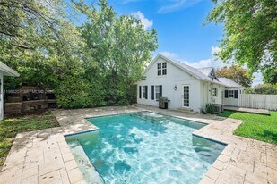 285 NE 105th St in Miami Shores, FL - Building Photo