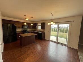 2727 Stonecrop Road in Huntertown, IN - Foto de edificio - Building Photo