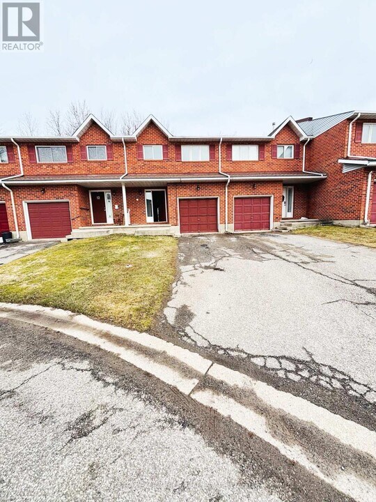 16 Nelson Trl in Welland, ON - Building Photo
