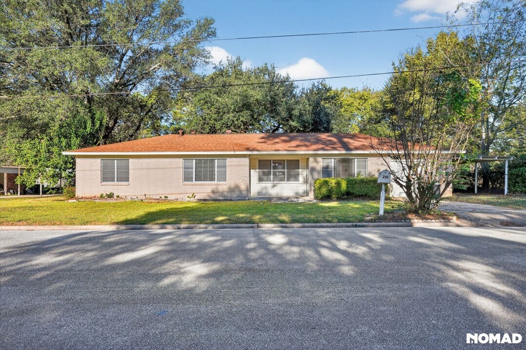 210 Mize St in Huntsville, TX - Foto de edificio