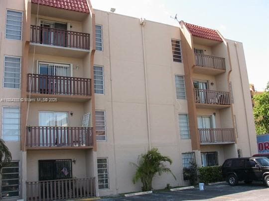 4715 NW 7th St in Miami, FL - Building Photo
