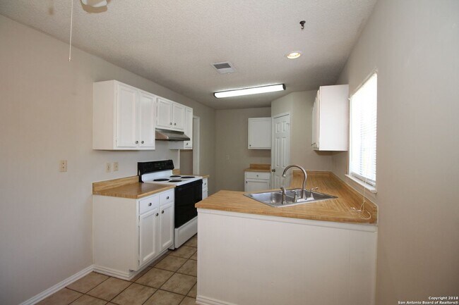 10305 Vigilante Trail in Converse, TX - Foto de edificio - Building Photo