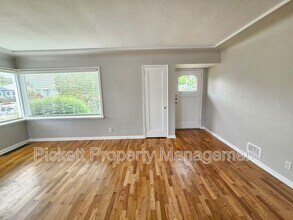 2133 E Highlands St in Bremerton, WA - Building Photo - Building Photo