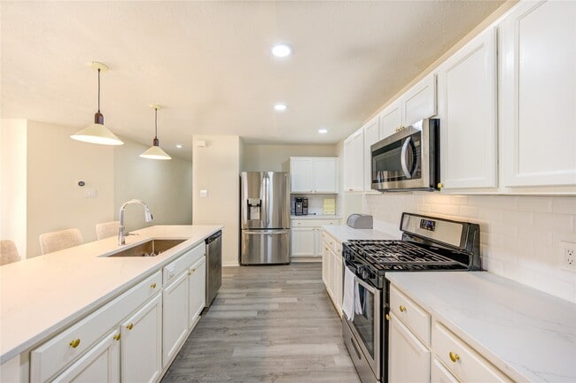 1010 Hummingbird Point Ln