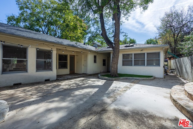 19439 Oxnard St in Los Angeles, CA - Building Photo - Building Photo