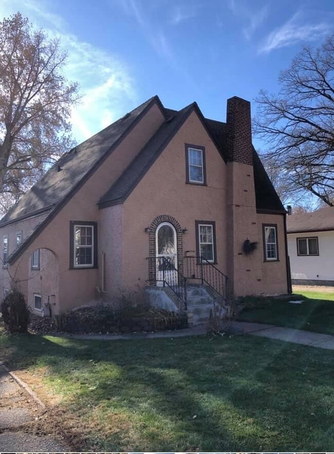property at 527 W Laurel St