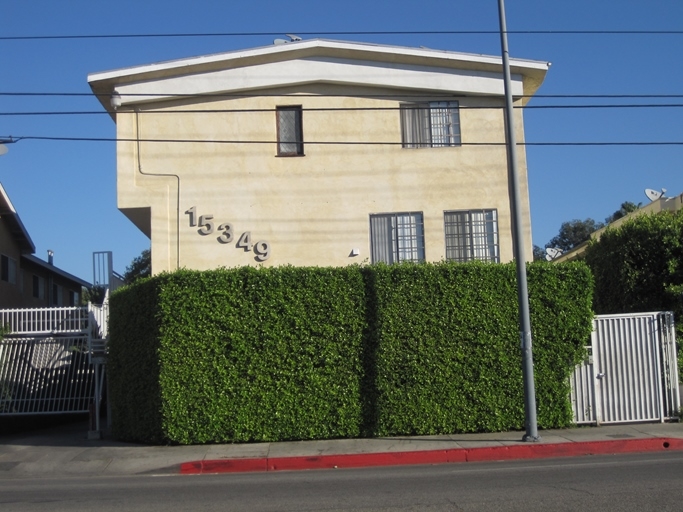 15349 Vanowen St in Van Nuys, CA - Foto de edificio