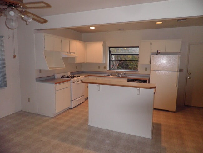 1247 NW Washington Blvd in Grants Pass, OR - Building Photo - Building Photo