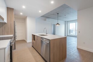 220 Bd Harwood in Vaudreuil-dorion, QC - Building Photo