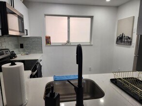 17000 NW 67th Ave in Hialeah, FL - Building Photo - Building Photo