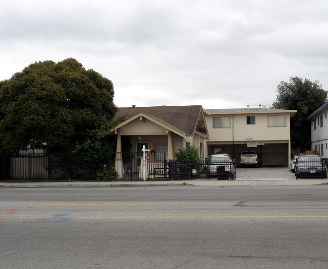 1650 Bay Rd in East Palo Alto, CA - Foto de edificio - Building Photo